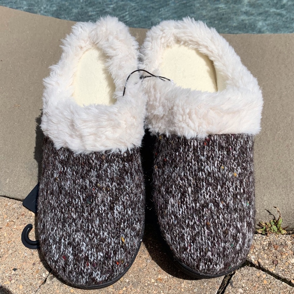 Isotoner NWT Hoodback Slip On Slippers Faux Fur Cushioned